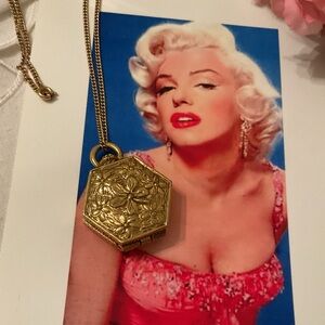 VINTAGE GOLDETTE HEXAGON GOLD FLORAL LOCKET AND 22” 1/20 14k CHAIN